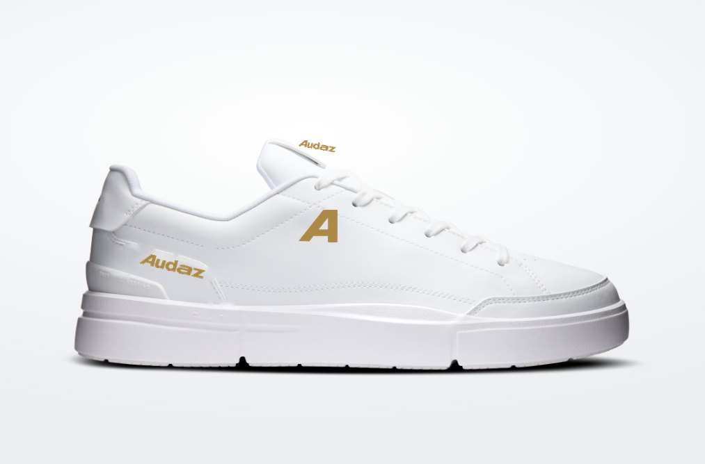 Audaz 001 branco com marca dourada, lateral externa